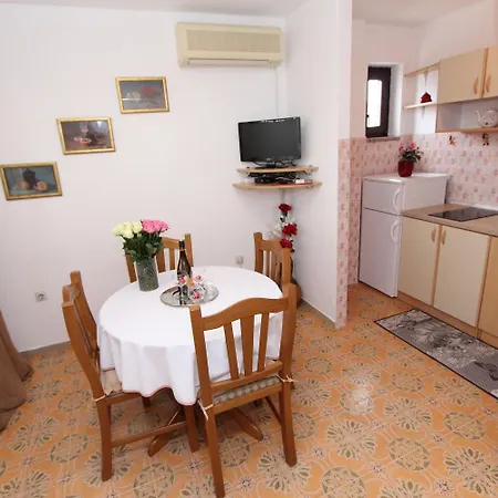 Traumhaftes Nur 350 Meter Zum Zentrum Von Mit Parkplatz, Meerblick * Rovinj