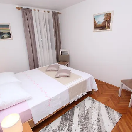 Traumhaftes Nur 350 Meter Zum Zentrum Von Mit Parkplatz, Meerblick