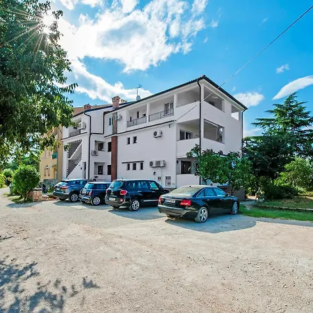Traumhaftes Nur 350 Meter Zum Zentrum Von Mit Parkplatz, Meerblick Apartmán Rovinj