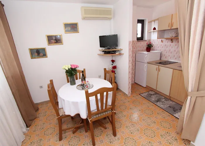 Traumhaftes Nur 350 Meter Zum Zentrum Von Mit Parkplatz, Meerblick * Rovinj