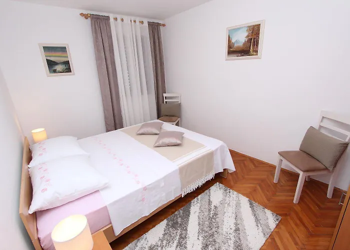 Traumhaftes Nur 350 Meter Zum Zentrum Von Mit Parkplatz, Meerblick