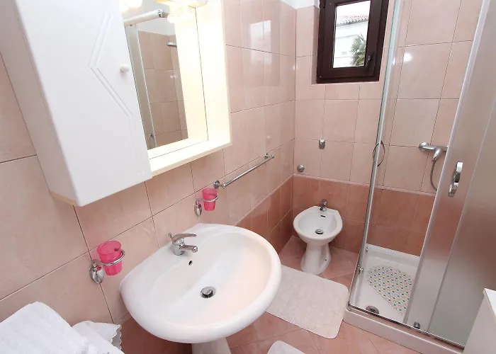 Traumhaftes Nur 350 Meter Zum Zentrum Von Mit Parkplatz, Meerblick Rovinj