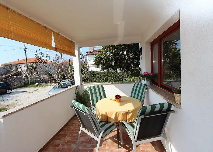 Traumhaftes Nur 350 Meter Zum Zentrum Von Mit Parkplatz, Meerblick